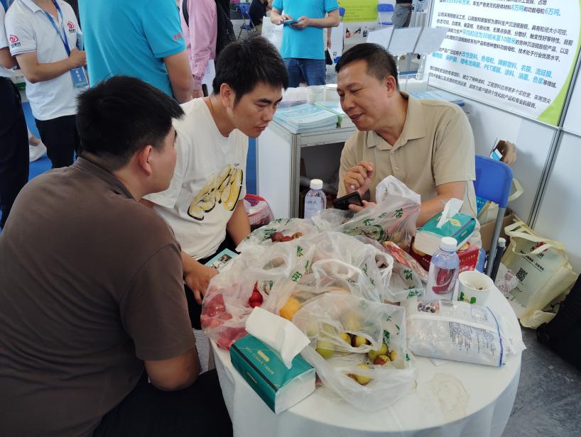 云浮鴻志公司董事長方裕賢先生親臨現(xiàn)場，給客人介紹產(chǎn)品的優(yōu)勢與應用